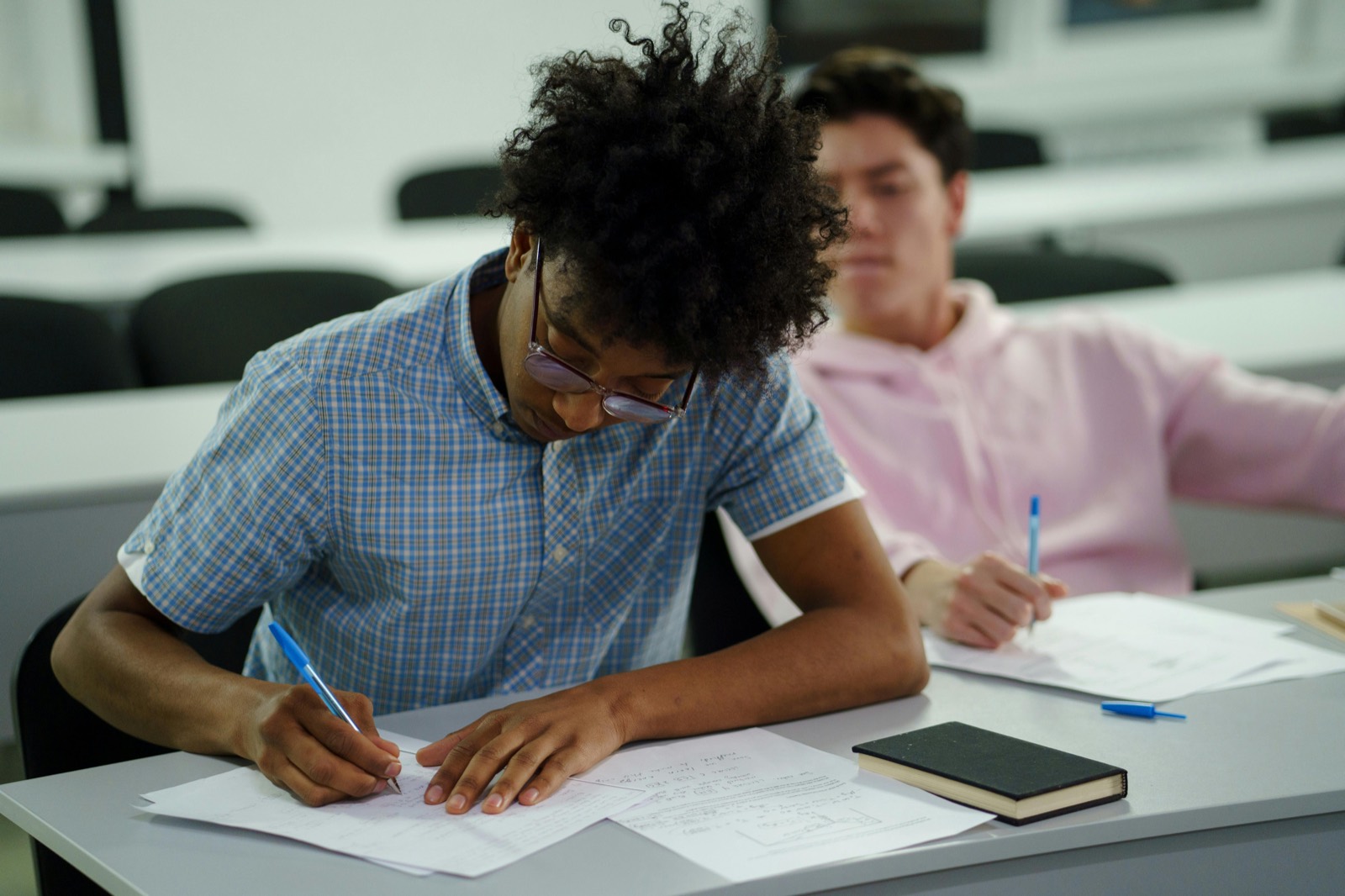 Étudiants en bachelor de management sur un campus au Maroc