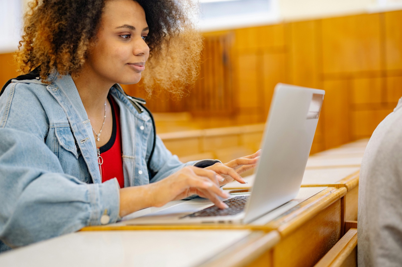 Étudiants comparant business school et université au Maroc