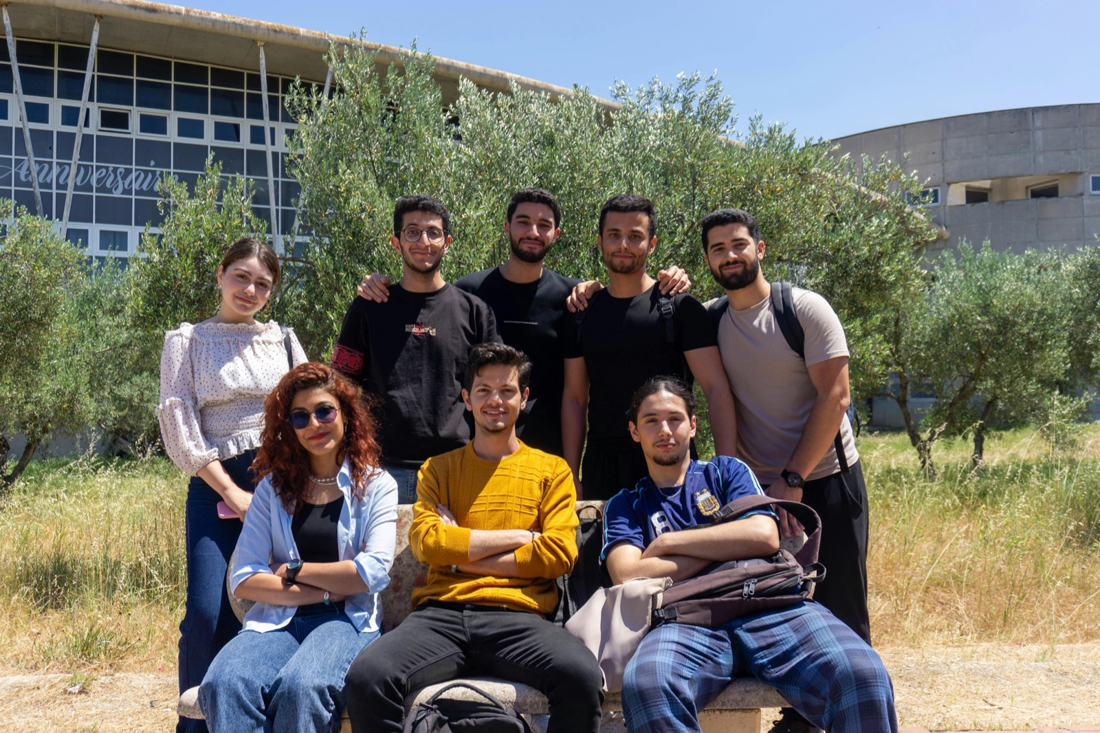 Étudiants engagés dans la vie associative d'une école de commerce