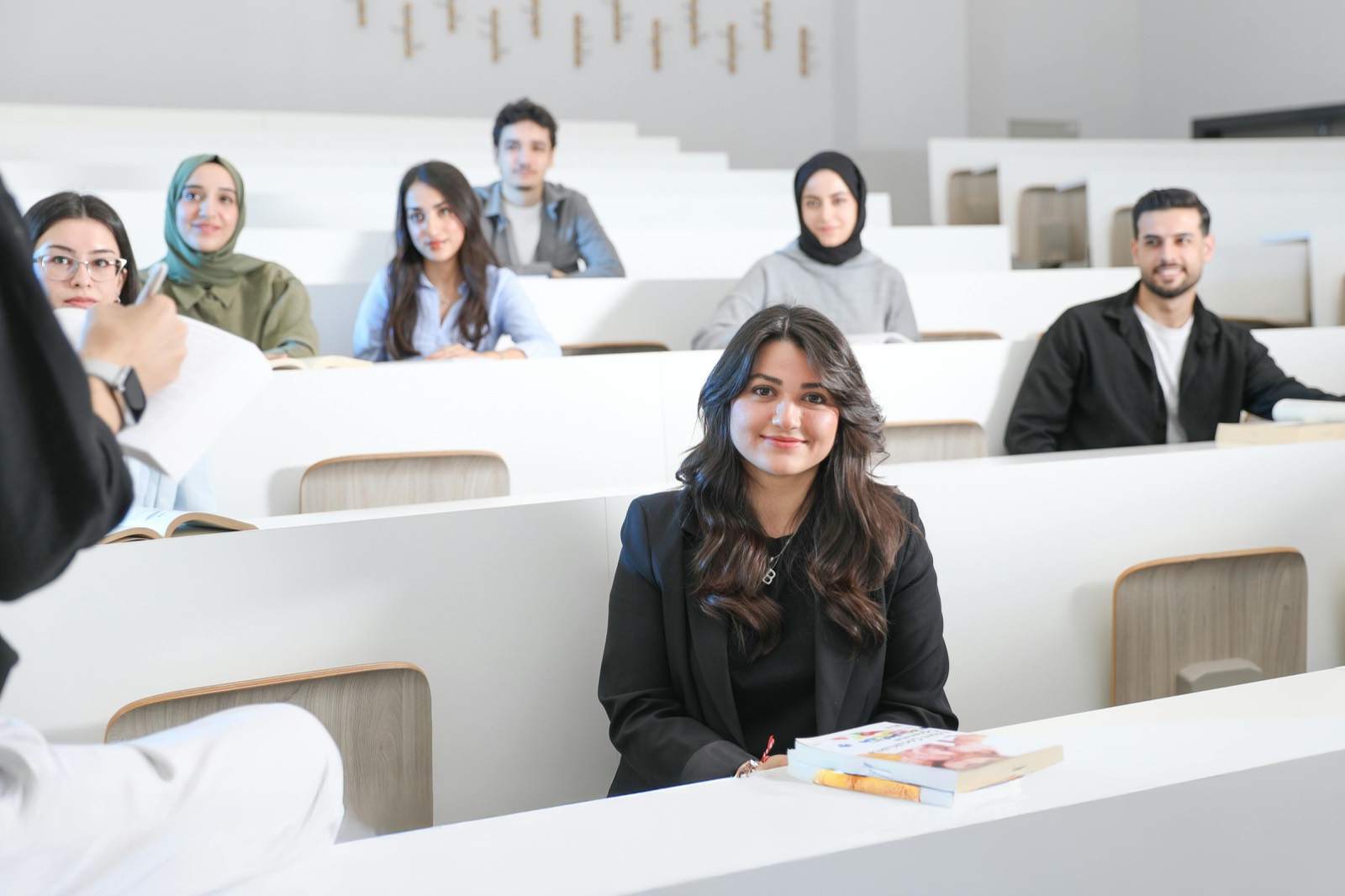 Étudiants sur le campus d'une business school au Maroc
